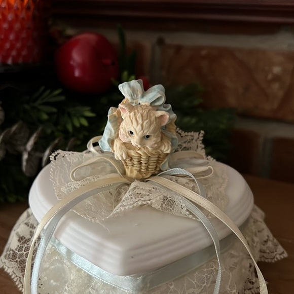Rare Vintage 1970’s Porcelain
Kitty Heart Lace Trinket Box‼️FINAL SALE Price - Picture 6 of 6